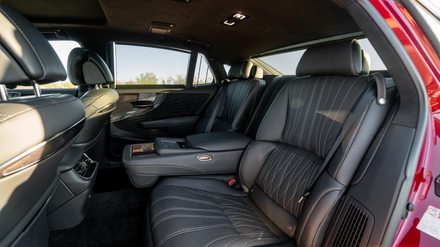 Интерьер Lexus LS500h 2017 года  (NA) (фото 29 из 40)